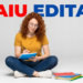 Jovem ruiva de óculos sentada no chão escrevendo em caderno azul com texto "Saiu Edital" ao fundo