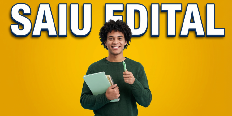 Jovem negro de cabelo cacheado segura cadernos verdes e caneta, sorrindo, com texto "SAIU EDITAL" em fundo amarelo