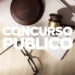 Mesa com martelo de juiz e documentos representando concurso público com inscrições abertas