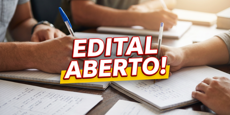 Mãos de pessoas escrevendo em cadernos com canetas sobre mesa de madeira e texto "EDITAL ABERTO!" em destaque