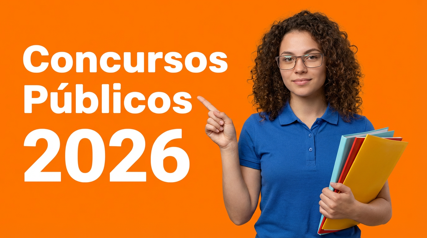 Concursos 2026 Estudante de óculos e camisa azul segura pastas coloridas e aponta para texto Concursos Públicos 2026 em fundo laranja