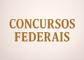 Texto "Concursos Federais" em dourado sobre fundo bege