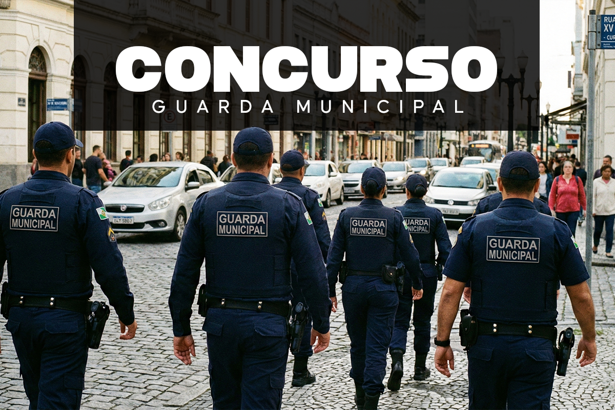 Concurso Guarda Municipal 2026 Cinco agentes da Guarda Municipal uniformizados caminham em calçadão de paralelepípedo na Rua XV de Novembro