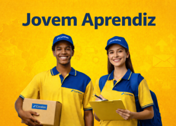 Jovens uniformizados dos Correios segurando encomenda e prancheta