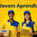 Jovens uniformizados dos Correios segurando encomenda e prancheta