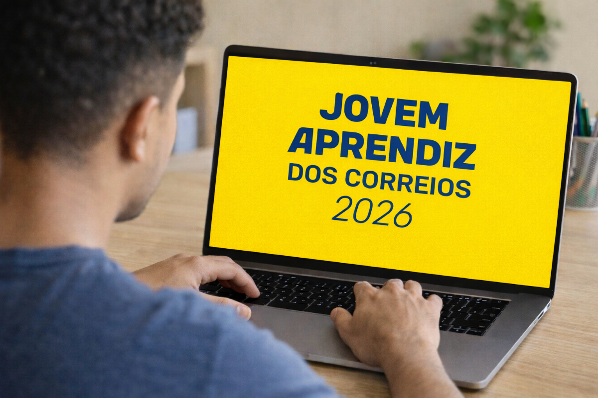 Dicas para se destacar no processo seletivo Jovem usando notebook com informações sobre Jovem Aprendiz dos Correios