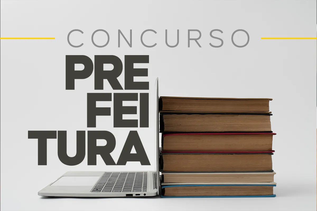 Dicas para se preparar para concurso de prefeitura até o dia da prova Livros empilhados ao lado de notebook com texto concurso prefeitura
