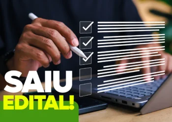 Pessoa preenchendo formulário online de edital com vagas em prefeitura