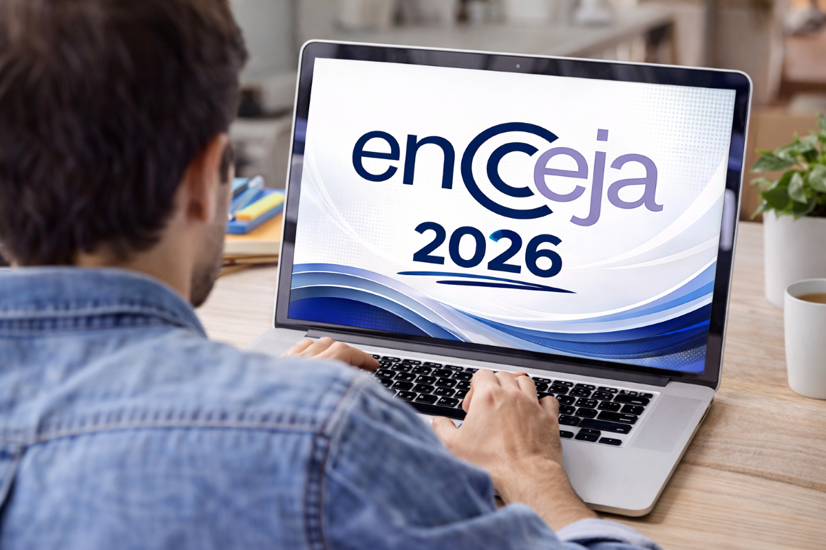 Como se inscrever no Encceja 2026? Veja o passo a passo Pessoa mexendo no notebook com o nome Encceja 2026 na tela