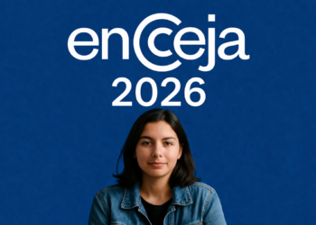 Jovem sorrindo com logo do Encceja 2026 ao fundo azul