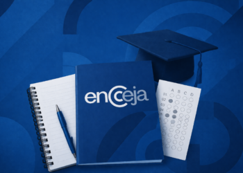 Caderno, caneta, livro com logo do Encceja, gabarito e capelo de formatura sobre fundo azul