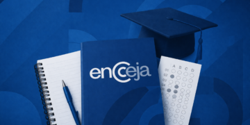 Caderno, caneta, livro com logo do Encceja, gabarito e capelo de formatura sobre fundo azul