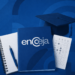 Caderno, caneta, livro com logo do Encceja, gabarito e capelo de formatura sobre fundo azul