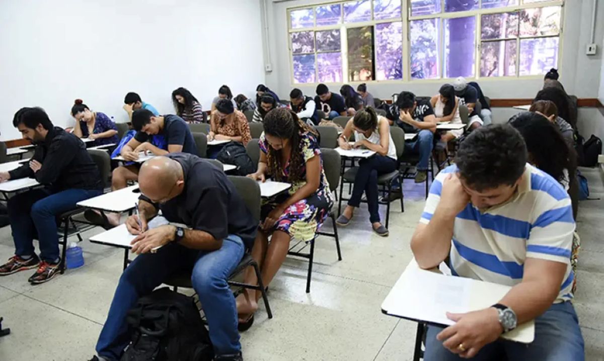 Encceja 2026: confira o último dia para se inscrever e participar da prova Candidatos realizando prova do Encceja em sala de aula durante aplicação do exame