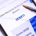 Tela do portal gov.br com página do Exame Nacional do Ensino Médio (ENEM) , caneta e material azul com logo do ENEM