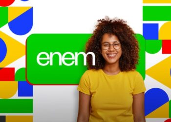 Jovem negra sorridente com óculos e camiseta amarela ao lado do logotipo verde do Enem sobre fundo colorido