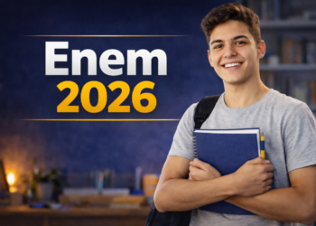 Jovem estudante sorrindo com caderno e mochila ao lado do texto "Enem 2026" em azul e amarelo
