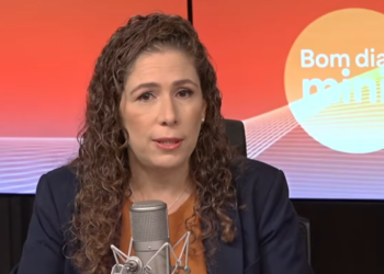 Ministra Esther Dweck em estúdio de rádio, participando do programa "Bom Dia, Ministra"