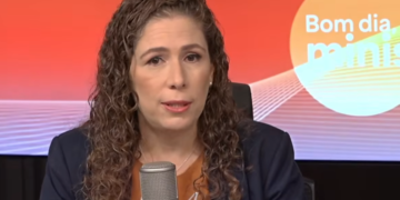 Ministra Esther Dweck em estúdio de rádio, participando do programa "Bom Dia, Ministra"