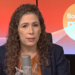 Ministra Esther Dweck em estúdio de rádio, participando do programa "Bom Dia, Ministra"