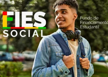 Jovem negro com jaqueta jeans, fones de ouvido e mochila azul sorri ao lado do logotipo do FIES Social