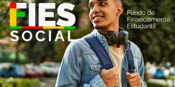 Jovem negro com jaqueta jeans, fones de ouvido e mochila azul sorri ao lado do logotipo do FIES Social