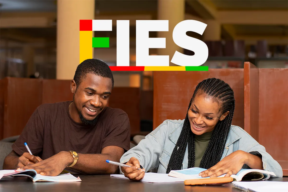 Inscrição Fies 2026 Jovem casal negro estuda em biblioteca com cadernos e canetas, sorrindo, sob logotipo colorido do FIES