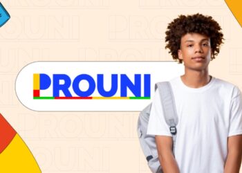 Jovem negro com mochila ao lado do logotipo colorido do Prouni sobre fundo bege com padrão do programa