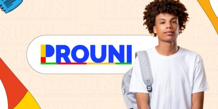 Jovem negro com mochila ao lado do logotipo colorido do Prouni sobre fundo bege com padrão do programa