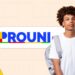 Jovem negro com mochila ao lado do logotipo colorido do Prouni sobre fundo bege com padrão do programa