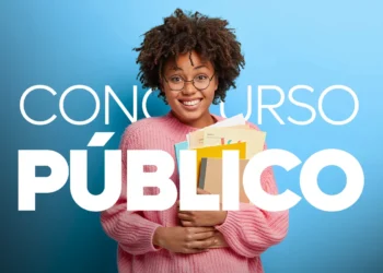 Jovem estudante sorrindo segurando livros com fundo azul e texto concurso público