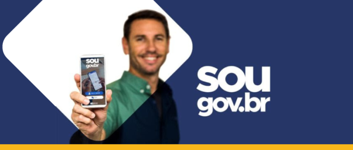 Admissão digital: veja como funciona o processo pelo Sou Gov.br Homem segurando celular com aplicativo Sou Gov.br aberto na tela
