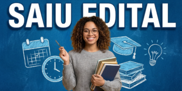 Jovem sorridente de cabelos cacheados segura livros e caneta, fundo azul com ícones de calendário, relógio e capelo.