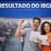 Dois jovens comemorando aprovação segurando folha com texto "Resultado do IBGE" em destaque