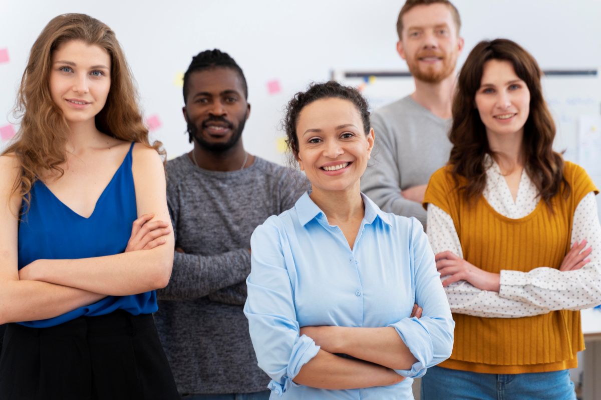 Vagas disponíveis por disciplina e zona de atuação Grupo de professores em ambiente escolar representando vagas por disciplina