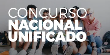 Grupo de 5 jovens sentados no chão sorrindo com mochilas, texto "Concurso Nacional Unificado" em destaque