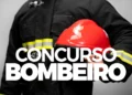 Bombeiro fardado segura capacete vermelho