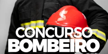 Bombeiro fardado segura capacete vermelho