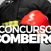 Bombeiro fardado segura capacete vermelho