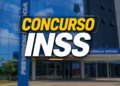 Fachada de agência da Previdência Social com letreiro "Concurso INSS" em amarelo e branco sobre vidros azuis