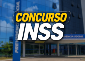 Fachada de agência da Previdência Social com letreiro "Concurso INSS" em amarelo e branco sobre vidros azuis