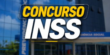Fachada de agência da Previdência Social com letreiro "Concurso INSS" em amarelo e branco sobre vidros azuis