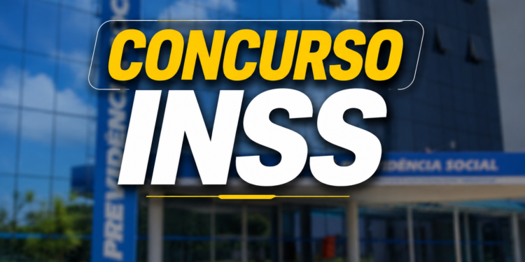 Fachada de agência da Previdência Social com letreiro "Concurso INSS" em amarelo e branco sobre vidros azuis