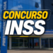 Fachada de agência da Previdência Social com letreiro "Concurso INSS" em amarelo e branco sobre vidros azuis