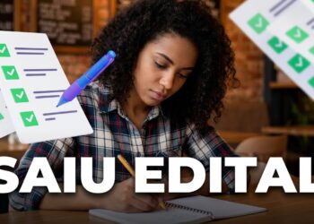 Jovem negra de cabelos cacheados escreve em caderno, rodeada por ícones de checklist, com texto "SAIU EDITAL"