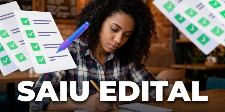 Jovem negra de cabelos cacheados escreve em caderno, rodeada por ícones de checklist, com texto "SAIU EDITAL"