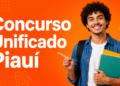 Jovem de cabelos cacheados sorri apontando para texto sobre Concurso Unificado Piauí com 200 vagas