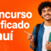 Jovem de cabelos cacheados sorri apontando para texto sobre Concurso Unificado Piauí com 200 vagas