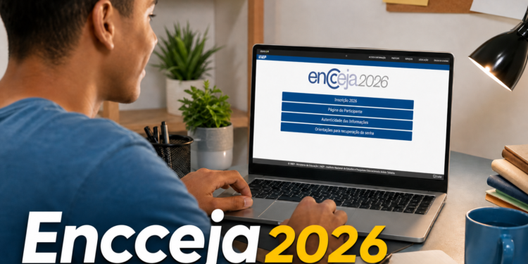 Homem jovem de camiseta azul digita em notebook mostrando página de inscrição do Encceja 2026 no site do INEP