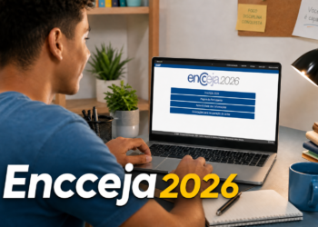 Jovem de camiseta azul usa notebook para acessar página de inscrição do Encceja 2026 no site do INEP